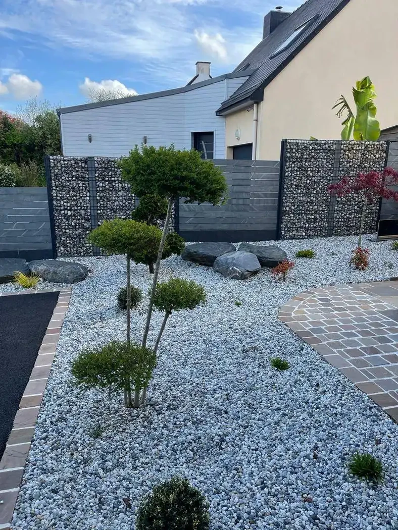 Clôture grillage et pierres réalisée par SD Aménagement