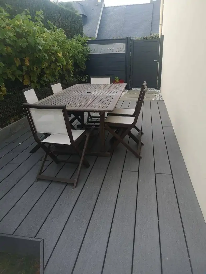 Terrasse et mur végétal réalisés par SD Aménagement