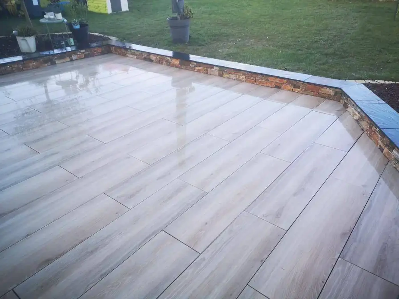 Grande terrasse extérieure  réalisée par SD Aménagement